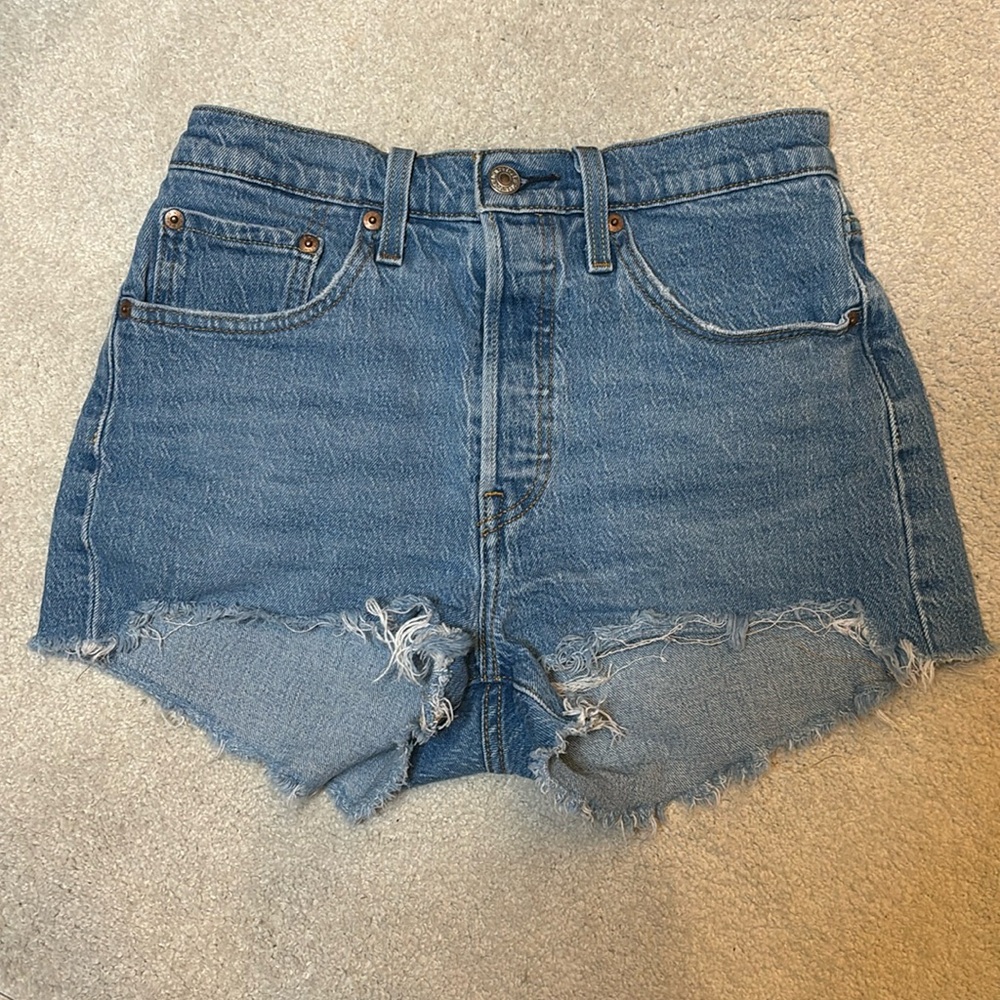Size 26 Levi’s 501 shorts